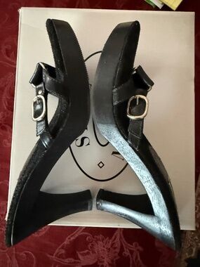 STEVE MADEN HEELED SLIDES..BLACK W/BUCKLE. worn once  size 8